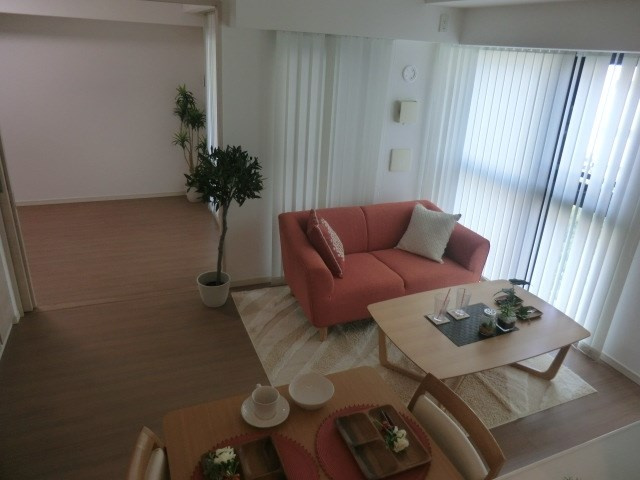 ザ・ライオンズ神戸ハーバーランドの居間・リビング|家具はモデルルーム用