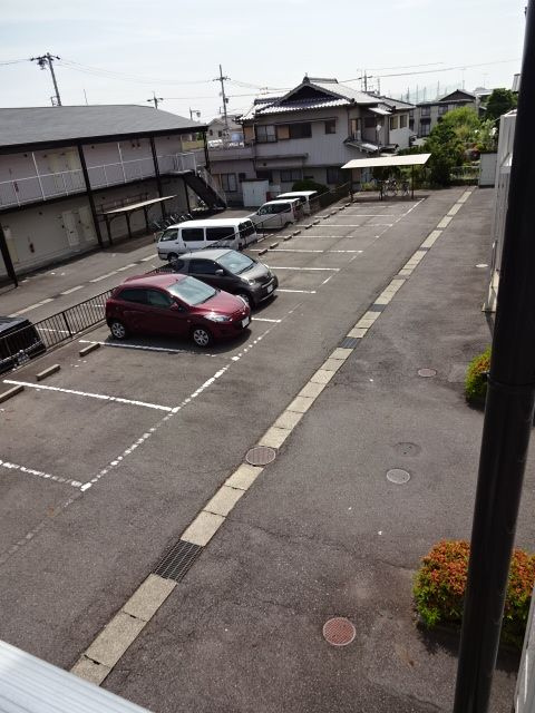 コーポラスタウン白鳥Ａの駐車場