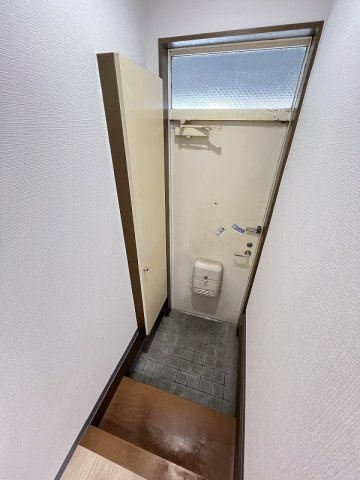 延明ハイツの玄関