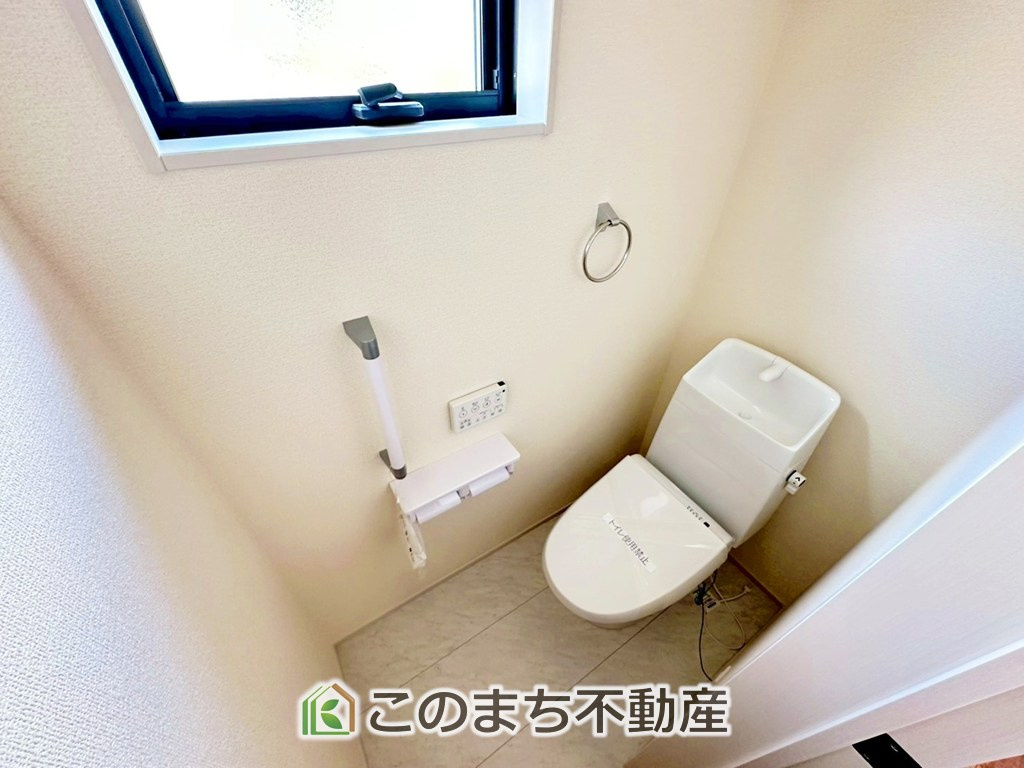 LiveleGarden.S下野緑第3のトイレ|小窓から換気ができて清潔なトイレスペース☆温水洗浄便座搭載です！
