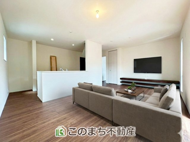 LiveleGarden.S下野緑第3の居間・リビング|時間のゆとりと空間、暖かな陽光がもたらす光と風を独占してください。新しい暮らしが始まります。※家具・什器・調度品・植栽・カーテンなどはCG加工しております。販売価格には含まれません。
