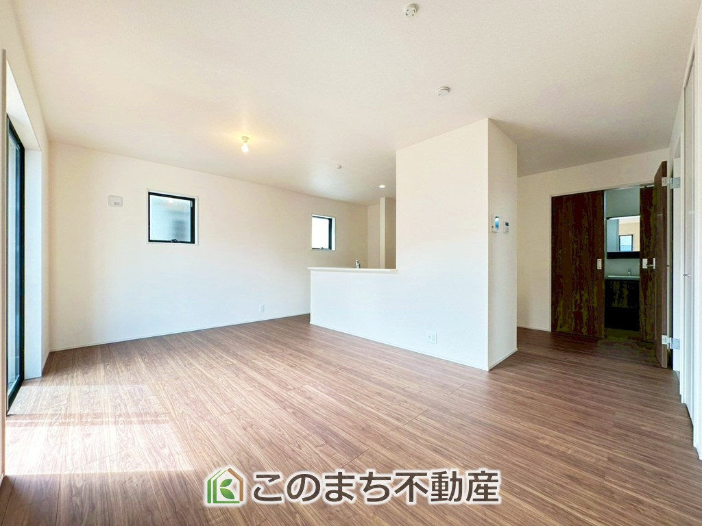 LiveleGarden.S下野緑第3の居間・リビング|"優しい日差しの差し込むリビングダイニングは、木目の映えるシンプルな造りになっています。
家族の思い出を育む団らんの空間です。"
