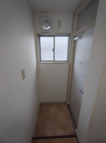 スエヒロマンションの玄関