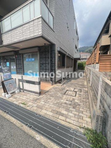 スリーズ岡本のエントランス|ゆとりのあるエントランスです