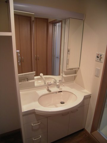 アン・ドーレの独立洗面台|使いやすい独立洗面台です