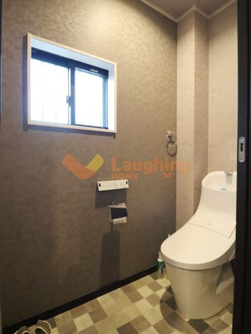 高良内町戸建てのトイレ|落ち着いたアクセントクロスを採用した上質トイレ空間。窓付きで明るく、換気もしやすい設計です。