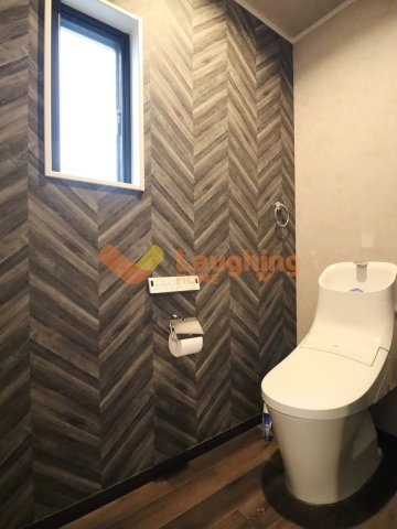 高良内町戸建てのトイレ|2階のトイレです。デザイン性の高いアクセントクロスで空間に個性を演出。機能性とデザイン性を兼ね備えています。