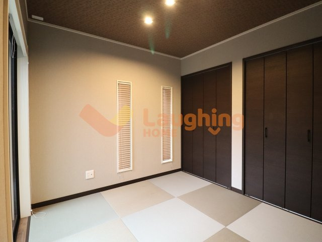 高良内町戸建ての和室|モダンな配色の琉球畳を採用。客間・お子様スペース・くつろぎ空間として幅広く活用できます。