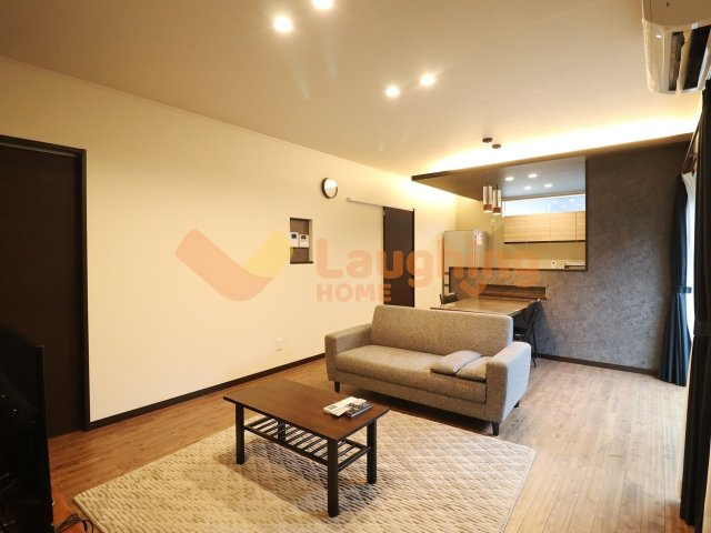 高良内町戸建ての居間・リビング|開放感のあるLDKはダウンライトと間接照明で上質な空間を演出。家族団らんも来客対応もゆとりを持って過ごせます。