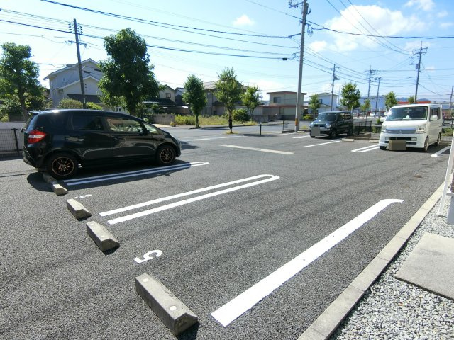 エレガントヴィエⅢの駐車場