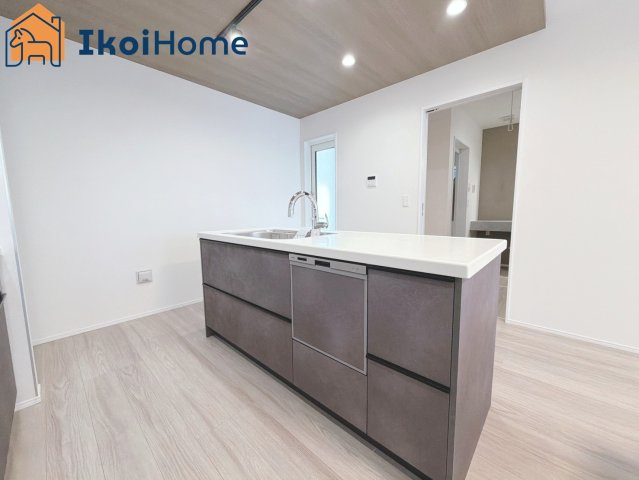 神戸市灘区高尾通1丁目　新築戸建　2号棟のキッチン|【ホームページに現地動画掲載中】●年中無休：当日予約可●開放的なアイランドキッチンとなっております♪