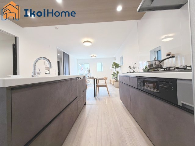 神戸市灘区高尾通1丁目　新築戸建　2号棟のキッチン|【ホームページに現地動画掲載中】●年中無休：当日予約可●食洗機付き！ガスコンロは背面の壁付け部分に！