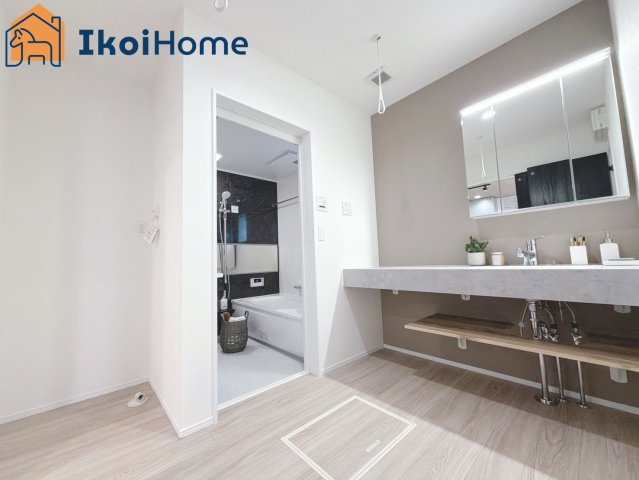 神戸市灘区高尾通1丁目　新築戸建　2号棟の洗面所|【ホームページに現地動画掲載中】●年中無休：当日予約可●ゆったり広々とした洗面室には室内物干し完備！