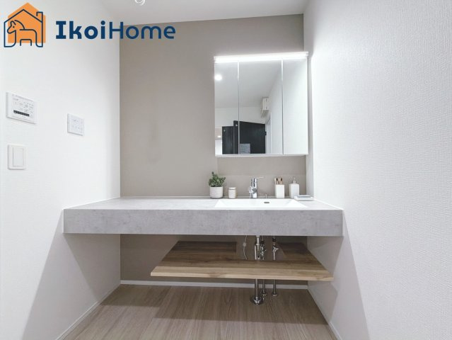 神戸市灘区高尾通1丁目　新築戸建　2号棟の洗面所|【ホームページに現地動画掲載中】●年中無休：当日予約可●洗面は便利な３面鏡。おしゃれな洗面台です♪