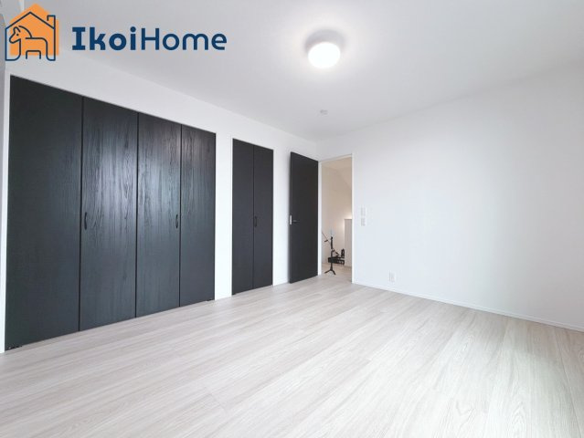 神戸市灘区高尾通1丁目　新築戸建　2号棟の寝室|【ホームページに現地動画掲載中】●年中無休：当日予約可●広々とした2階の洋室です。クローゼットも完備