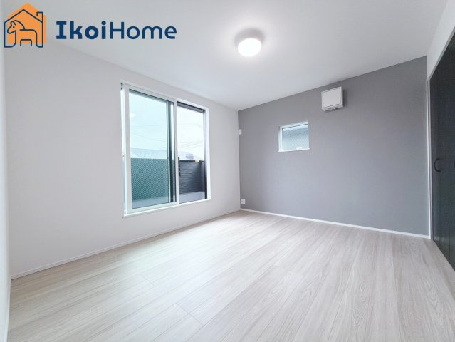 神戸市灘区高尾通1丁目　新築戸建　2号棟の寝室|【ホームページに現地動画掲載中】●年中無休：当日予約可●バルコニーに面した明るいお部屋です♪