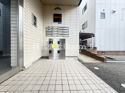 【エントランス】 | アクロス大和田・旭化成ヘーベルメゾンHEBEL HAUS | 落ち着いたエントランスです宅配BOXです