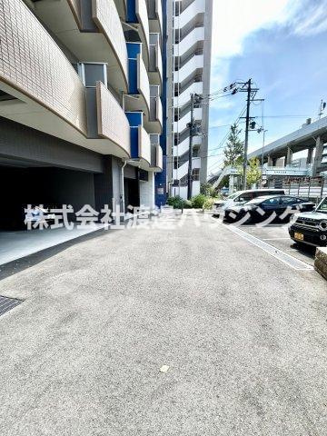 プレサンス江坂ベルフィーヌの駐車場