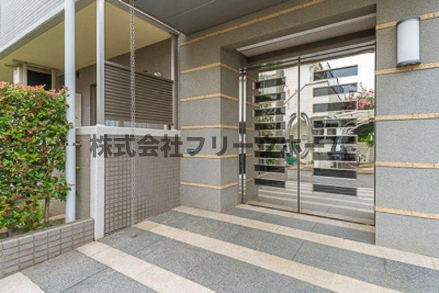 武蔵野市境２丁目の賃貸マンションのエントランス