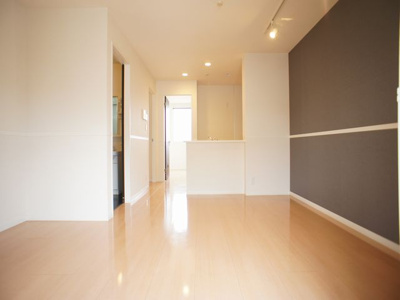 【居間・リビング】 | メゾン・ボヌールＥ | スライディングライトがオシャレなリビングです♪