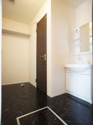 【独立洗面台】 | メゾン・ボヌールＥ | 洗髪洗面化粧台と洗濯機置き場があります♪