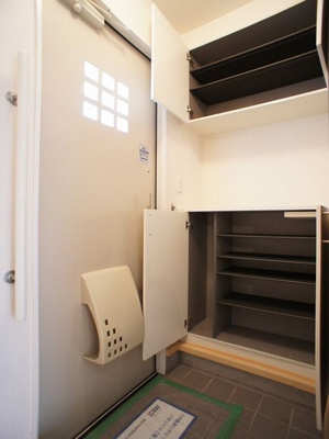 【玄関】 | メゾン・ボヌールＥ | たくさん収納できるシューズボックスが付いています♪