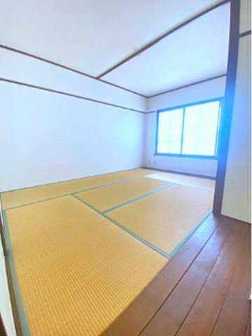 鶴甲コーポ30号館の和室|6帖　和室
南に面した和室は採光・通風に優れた心地よい空間です。