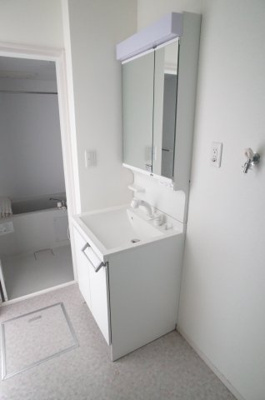 【洗面所】 | マメールロア大和田 | 洗面台のミラー後ろ側は収納に。