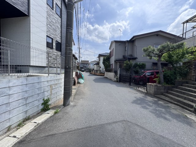 松戸市千駄堀新築戸建（千駄堀１期）の前面道路含む現地写真|西側前面道路・幅員約6ｍ