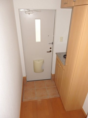 シャトーＫＩＮＫＩ　Ｃの玄関|収納もある玄関です