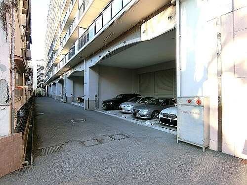 アーバンビュー皆実町の駐車場|敷地内駐車場　※2025年12月撮影