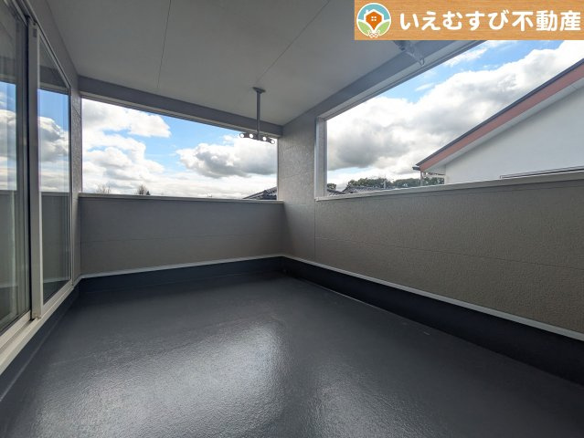 Cradle garden　行田市向町第2のバルコニー|ゆとりの広さのインナーバルコニー
急な雨でもインナーバルコニーなら安心！天気を気にせず干して外出できます♪