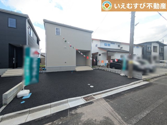 Cradle garden　行田市向町第2の駐車場|並列3台駐車可能なゆとりのカースペース
複数台車をお持ちでも、お友達が遊びに来てもゆとりの駐車スペース！