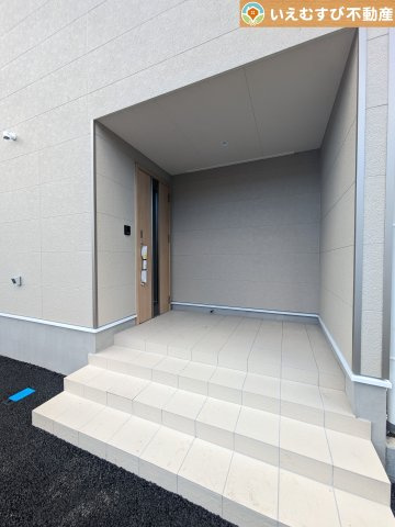 Cradle garden　行田市向町第2のエントランス|落ち着いた色づかいのエントランス
駐車場からアクセスの良いエントランス。雨の日や荷物が多くても安心の動線♪