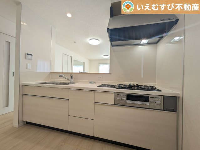 Cradle garden　行田市向町第2のキッチン|リビングのお子様を見守りながらお料理ができる対面キッチン
様子を見たり会話をしながら過ごせるキッチンで楽しく料理ができますね！