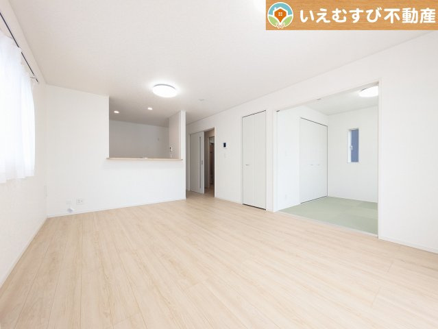 Cradle garden　行田市向町第2の居間・リビング|自然光で満たされる明るく開放感溢れるリビング
たっぷりの採光で明るい空間。家族みんなでくつろげます♪