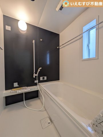 Cradle garden　行田市向町第2の浴室|モダンな配色の落ち着いた浴室
ダークトーンの壁面がアクセントになっておしゃれ！窓付きで空気の入れ替えも出来ます！
