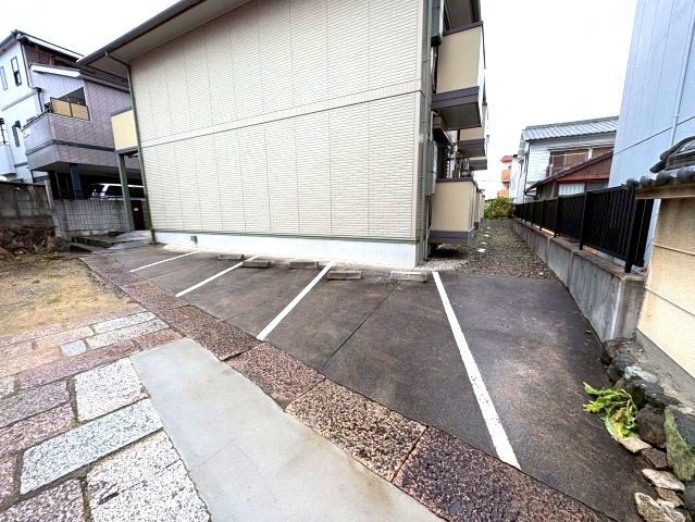クレールヒルズの駐車場