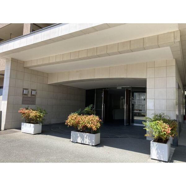 グランベール桃山台のエントランス
