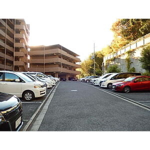 グランベール桃山台の駐車場