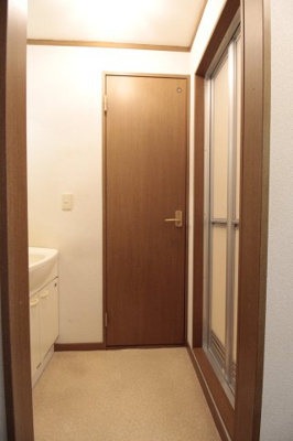 【独立洗面台】 | エッセンビル | 縦型照明付き洗面台・別室の写真です。