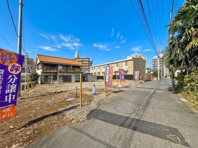 板橋区西台2丁目 全3棟 2号棟の前面道路含む現地写真|西台2丁目の落ち着いた住宅地に誕生
南東側道路×南西側通路に面した
角地風を含めた全3棟新築戸建て