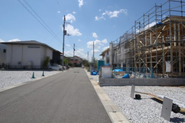 鴨部　新築戸建　⑧　（全2区画）　の前面道路含む現地写真|南側　公道　6.0ｍ　接面　8.3ｍ