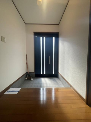 【玄関】 | 平岡町一色戸建 | 玄関です