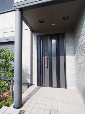 【エントランス】 | 荒井町千鳥３丁目戸建 | 落ち着いたエントランスです