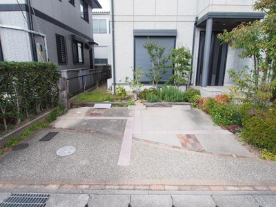 【駐車場】 | 荒井町千鳥３丁目戸建 | 車をお持ちの方に嬉しい駐車場付きの物件です
