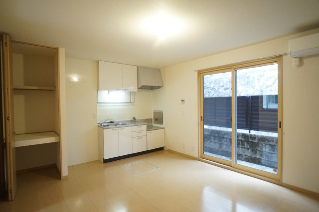 ラフィーネ松ヶ丘の居間・リビング