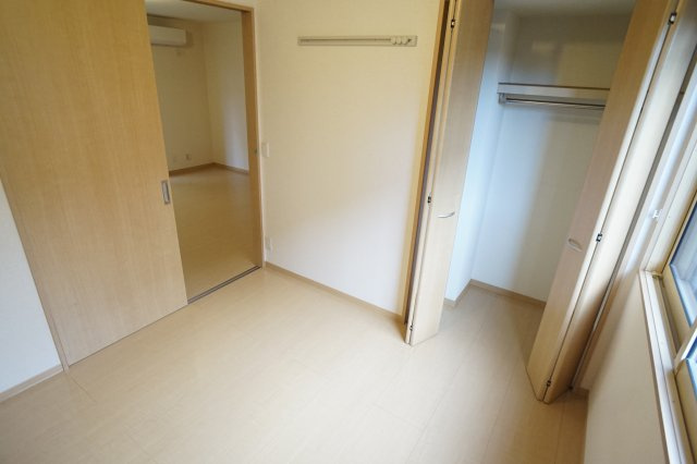 ラフィーネ松ヶ丘の洋室