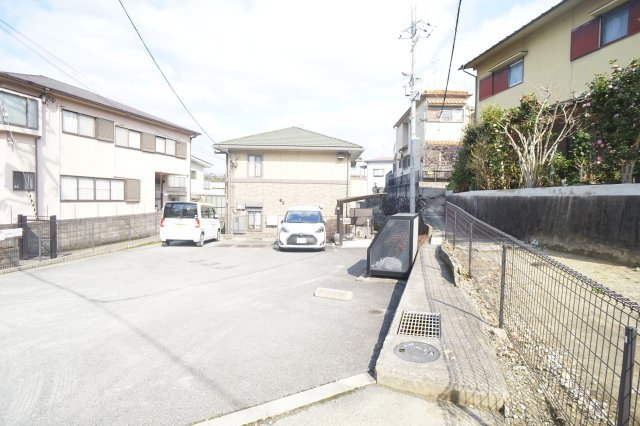 ラフィーネ松ヶ丘の駐車場