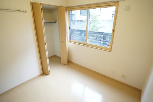 ラフィーネ松ヶ丘の洋室